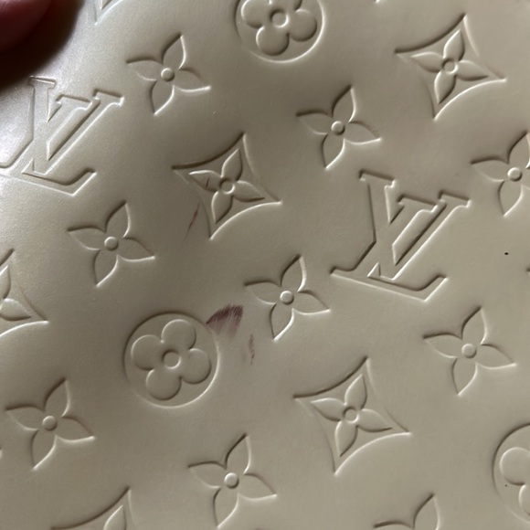 Louis Vuitton monogram vernis maple Patent clutch preloved with stains and flaws - Picture 4 of 9